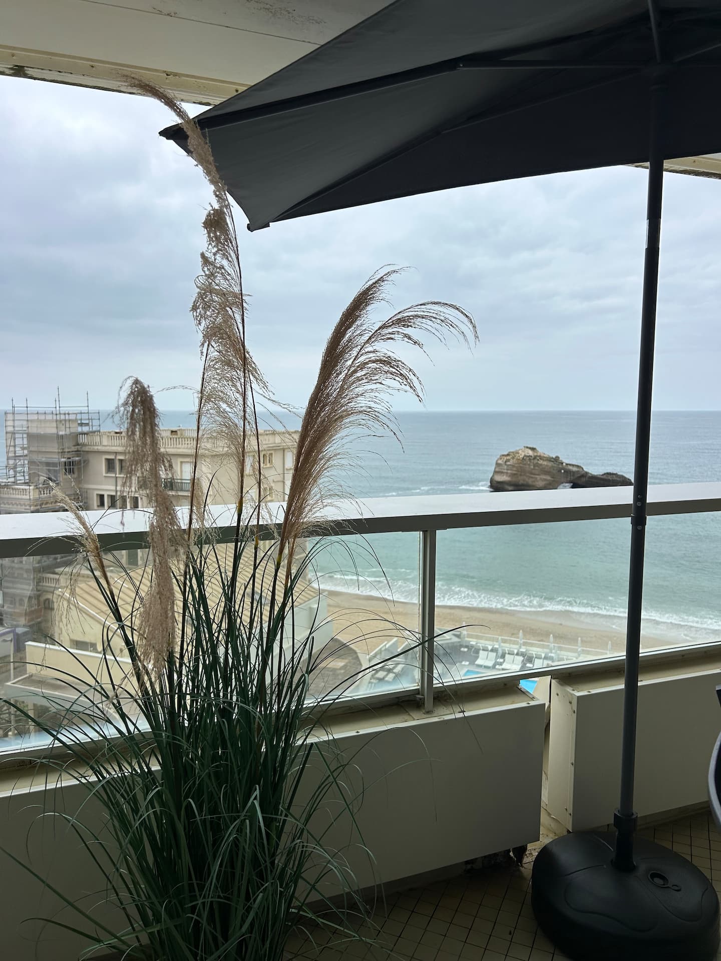 Vue sur l'océan et le Rocher de la Vierge depuis un studio à Biarritz