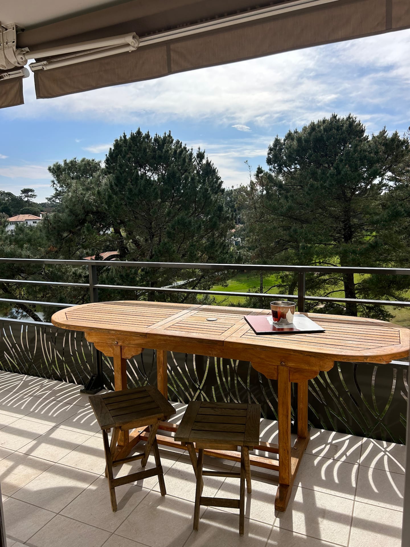 Balcon d'un appartement du domaine de Chiberta, face aux pins du golf